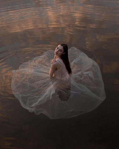 Lake Portrait, Debut Photoshoot, Fairy Photoshoot, Lake Photoshoot, Water Shoot, Mode Editorials, Lake Photography, Dreamy Photography, Photographie Portrait Inspiration