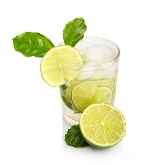 Full glass of fresh cool tonic with lime... | Premium Photo #Freepik #photo #soda-water #lemon-drink #lemon-water #ice-glass Lemon Mint Juice, Red Martini, Water With Lemon, Mint Cocktails, Water Lemon, Drinking Hot Water, Lemon Drink, Water Ice, Tequila Shots