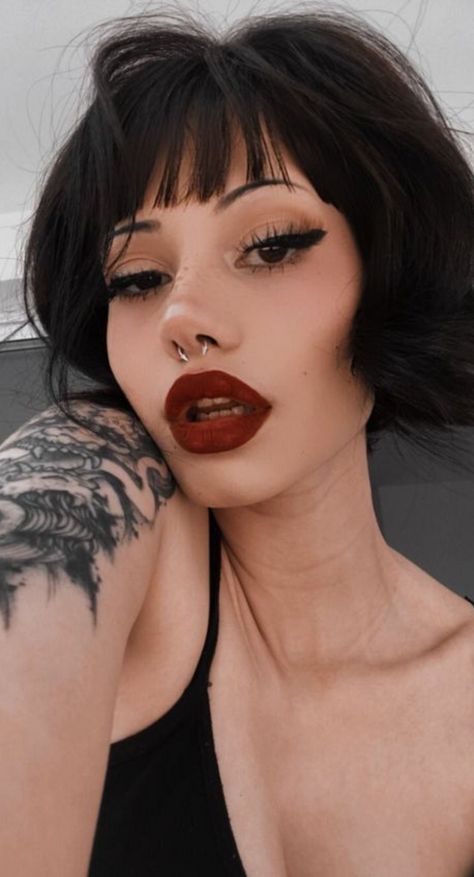 Makeup Casual Witch Makeup, Scorpio Fashion Outfits, Office Goth Makeup, Classy Goth Makeup, Alternative Wedding Makeup, Glam Goth Outfits, Corporate Goth Makeup, Subtle Goth Makeup, Soft Gothic Makeup