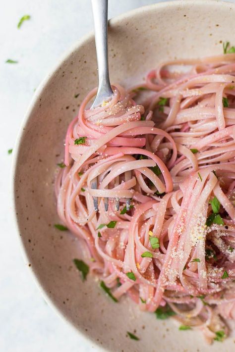 Magical Color-Changing Pasta (with Lemon Garlic Olive Oil Sauce) - Fooduzzi Pink Main Dishes, Pink Recipes Dinners, Yummy Things To Eat, Pink Meals, Light Pink Food, Pink Noodles, Purple Pasta, Pink Recipes, Dyed Pasta