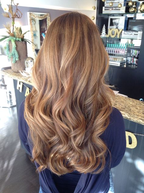 Balayage, loose curls, honey blonde, soft balayage. Blonde and brown hair. Hairstyle. Blond Închis, Caramel Blonde Hair Color, Caramel Blonde Hair, Caramel Hair, Hair Color Auburn, Trendy Hair Color, Brown Blonde Hair, Auburn Hair, Long Wavy Hair