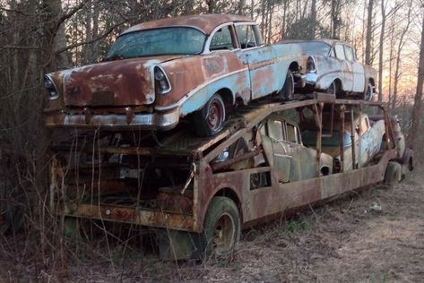 Haven't Seen Everything - Vintage Bow-Tie Hauler Barn Find Cars, Small Luxury Cars, Pompe A Essence, Rusty Cars, Abandoned Cars, Old Car, A Truck, Vintage Trucks, Barn Finds