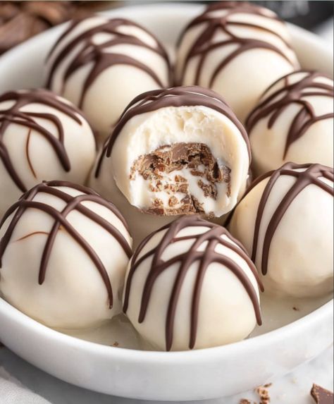 No Bake Baileys Cheesecake Balls - Easy DIY Recipes No Bake Cheesecake Bites Recipes, No Bake Truffles Easy, Baileys Balls Recipe, Cheesecake Balls No Bake, No Bake Cheesecake Balls, Boozy Cheesecake, No Bake Baileys Cheesecake, No Bake Cheesecake Bites, No Bake Truffles