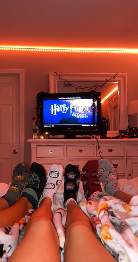 Harry Potter Sleepover, Fotografi Fesyen, Halloween Spirit Store, Halloween Sleepover, Store Aesthetic, Pijama Party, Halloween Movie Night, Girl Sleepover, Fun Sleepover Ideas