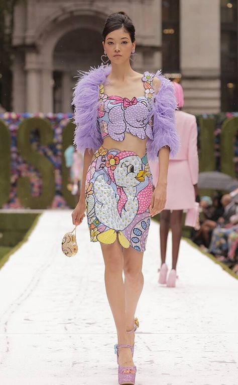 Eonline Image from Moschino's Spring/Summer 2022 Runway Show at New York Fashion Week on E! Online Mu Qing, 2022 Runway, 2022 Ss, Runway Trends, Spring Summer 2022, Fashion Week Runway, Absolutely Fabulous, Spring Fashion Trends, Runway Show