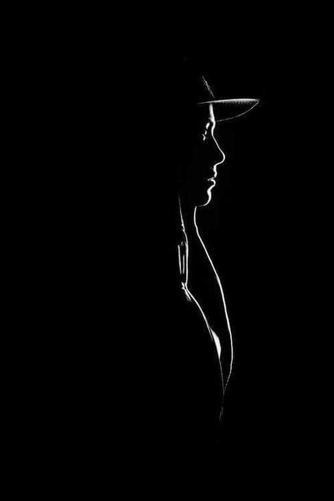 Low Key Portraits, Black Canvas Paintings, Dark Art Photography, Black Paper Drawing, Black And White Art Drawing, Shadow Photography, Silhouette Photos, Edge Lighting, Foto Art