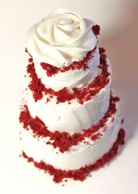 Red velvet cake with buttercream rose Southern Red Velvet Cake, Red Velvet Wedding Cake, Cheesecake Wedding Cake, Bolo Red Velvet, Red Velvet Cake Recipe, Velvet Cake Recipes, Big Wedding Cakes, Gateaux Cake, Birthday Cake Recipe