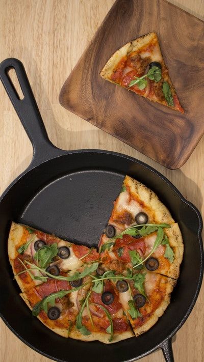 Easy Personal Pizza, Pizza Dough Fast, Fast Pizza Dough, Appetizer Pizza, Stovetop Pizza, Pizza Recipe Easy, Pizza Appetizer, Fast Pizza, Dough Pizza