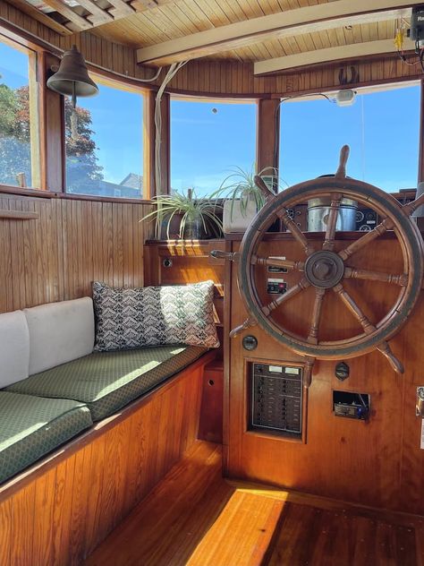 Boat in Phippsburg · 2 bedrooms · 1.5 baths Interior Boat Decor Ideas, Wood Boat Interior, Boat Bedding, Boat Bed, Boat House Interior, Sea Boat, Boat Interior, Boat House, Wood Boats