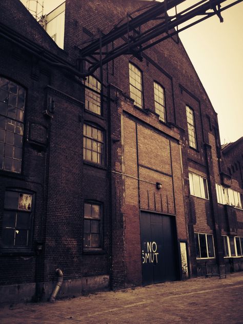 Old warehouses never loose their beauty Old Warehouse Aesthetic, Abandoned Warehouse Exterior, Warehouse Hangout, Abandoned Warehouse Aesthetic, Sesh Room, Warehouse Aesthetic, Infection Au, Hades Town, Warehouse Plan