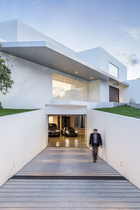 Image 1 of 22 from gallery of Cumbaya House / Diego Guayasamin Arquitectos. Photograph by Sebastián Crespo Luxury Homes Exterior, Underground Garage, Luxury Garage, Underground Homes, Modern Garage, Modern Mansion, Parking Design, Garage House, Garage Design