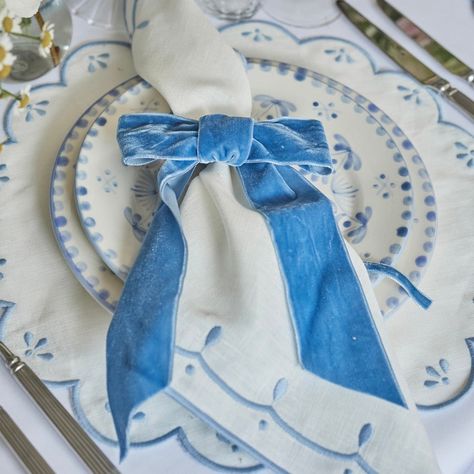 The delicately hand embroidered garland and teardrops create an elegant scallop design that is the perfect backdrop to enhance any dining experience. Size: 40x40cm Care: Cold wash. Daisy Placemats, Napkin Bow, Eid Dinner, Blue And White Tablescapes, Blue Tablescape, Bridal Themes, Bow Theme, Blue Table Settings, Peony White