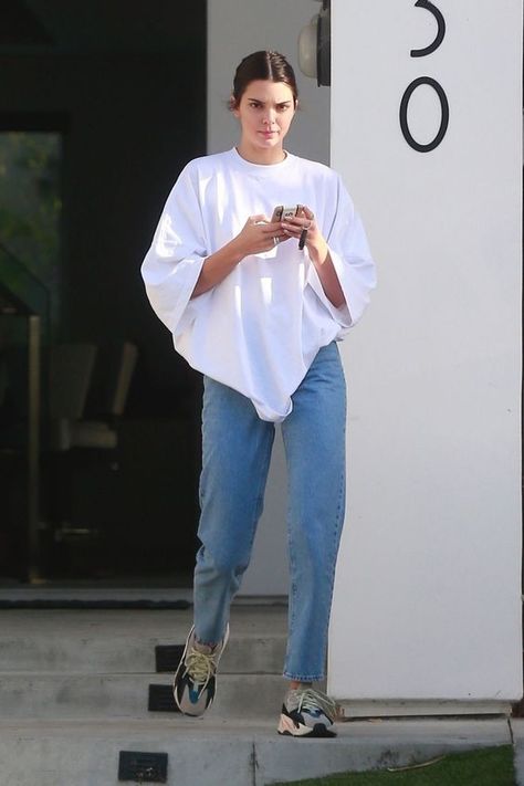 simple minimal outfit, Kendall Jenner style, Kendall Jenner outfit, oversized white tee, oversized tee outfit Kendall Jenner Outfits Street Styles, Moda Kylie Jenner, Kendall Jenner Casual, Kendall Jenner Outfits Casual, Style Kendall Jenner, Stile Kendall Jenner, Mode Ulzzang, Kendall Jenner Street Style, Kendall Style