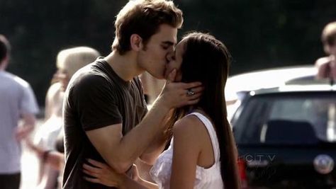 Kissing at the car wash. Damon And Elena Kiss, The Vampire Diaries Characters, The Vampire Diaries 3, Vampire Diaries Stefan, Vampire Diaries Quotes, Video Love, Vampire Diaries Wallpaper, Vampire Diaries Funny, Claire Holt