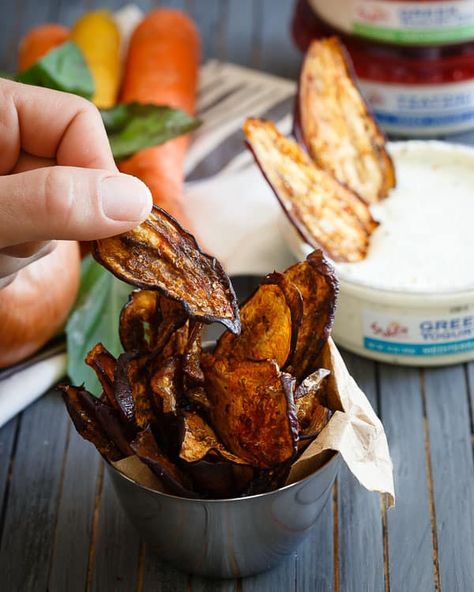 Mediterranean spiced eggplant chips Vegan Munchies, Mediterranean Eggplant, Eggplant Chips, Veggie Chips, Dehydrated Food, Eggplant Recipes, Dehydrator Recipes, Leafy Greens, Whole Foods