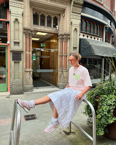 The cutest new addition to my shoe collection 🌸 wearing New Balance 2002 available @sizeofficial ad New Balance Shoes With Dress, Balance Shoes Outfit, New Balance Shoes Outfit, Balance Outfit, Graphic Tshirt Outfit, New Balance 2002, My Shoe Collection, New Balance Outfit, Tshirt Outfit