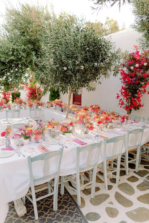 Stylish al fresco dinner in Mykonos with bright floral arrangements. Photo: @annaroussos Mamma Mia Wedding Aesthetic, Mama Mia Wedding Aesthetic, Wedding Mamma Mia, Mamma Mia Themed Wedding, Mama Mia Wedding, Mamma Mia Aesthetic Party, Mamma Mia Wedding, Wedding Reception Design, European Wedding