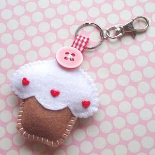 Felt Keyring, Felt Cupcakes, Felt Keychain, Baby Mobil, Felt Diy, Handmade Felt, Felt Toys, Felt Fabric, Felt Ornaments