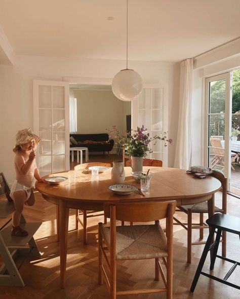 Dining Room Scandinavian Style, Danish Living Room, Danish House, Scandinavian Dining Room, My Scandinavian Home, Scandinavian Home Decor, Mid Century Furnishings, Danish Interior, Scandi Interiors