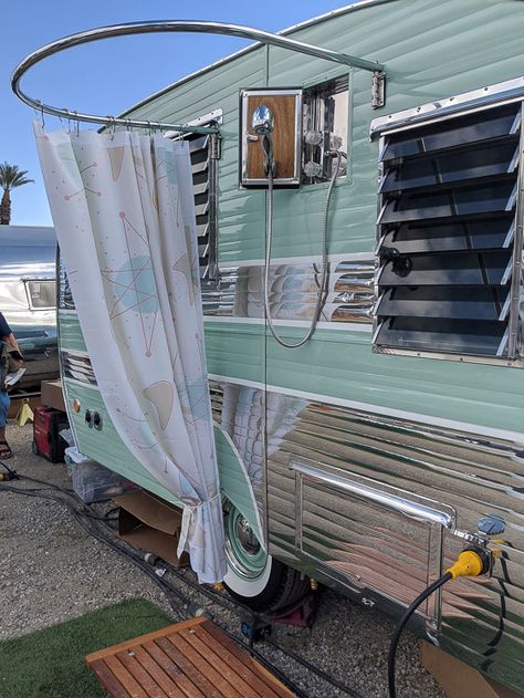 The Vintage Trailer Show Has Me Googling AirStream Prices Caravan Vintage, Kombi Motorhome, Caravan Makeover, Camper Trailer Remodel, Vintage Camper Remodel, Trailer Diy, Caravan Renovation, Kombi Home, Diy Camper Remodel