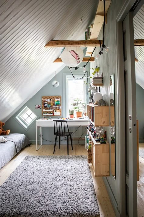 Kids Attic Bedroom, Tiny Attic Room, Attic Kids Bedroom, Attic Bedroom Ideas For Kids, Kids Attic Bedrooms, Small Attic Room Ideas, Small Attic Bedroom Ideas, Dilapidated House, Small Attic Bedroom