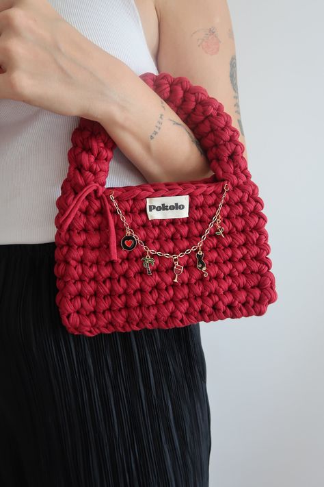 Crochet mini hand bag with charm Crochet Bussines Idea, Crochet Bag Chunky, Chunky Bag Crochet, Mini Bag Crochet, Chunky Crochet Bag, Yarn Bags, Diy Handmade Bags, Crochet Mini Bag, Hand Knit Bag