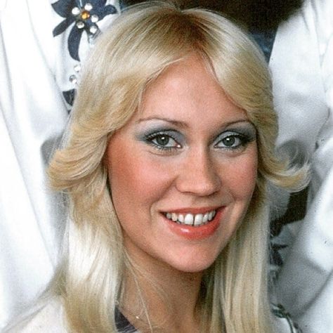 Enjoy your last day of 2018! 🌞💚 #abba #agnethafältskog #1976 70’s Makeup, Abba Concert, Abba Outfits, Disco Makeup, Blonde Singer, 70s Makeup, 70s Hair, 70s Disco, Feathered Hairstyles