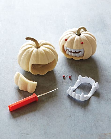 HA! We love this humorous take on pumpkin carving: plastic vampire teeth and pin map tacks for eyes. Too funny. #halloween Cutie Pumpkins, Labu Halloween, Vampire Pumpkin, Diy Halloween Dekoration, Dekorasi Halloween, Hantverk Diy, Halloween Fest, Dental Fun, Hallowen Ideas