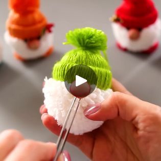 Wool Gnomes Diy, Sports Gnomes Diy, Yarn Gnomes Ornaments, Pompom Gnomes Diy, How To Make Gnomes Free Pattern, Woollen Crafts Ideas, Yarn Gnome Ornament, How To Make A Gnome, Pattern For Gnomes