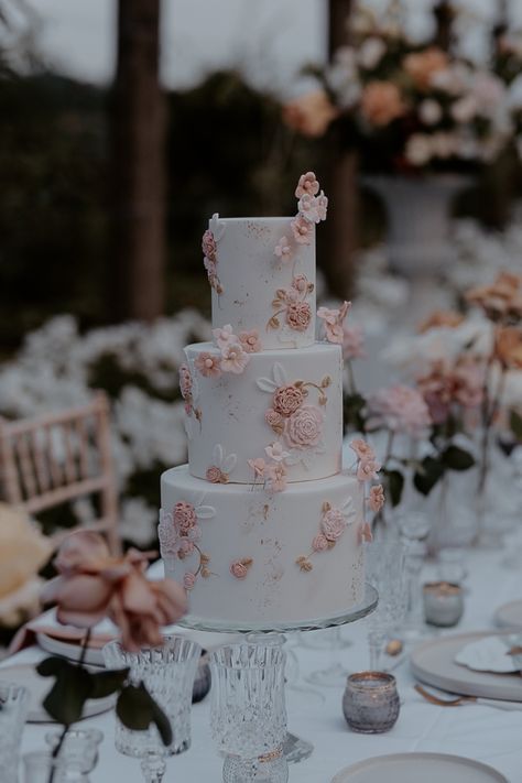 Pastel Pink And Gold Wedding, Simple Wedding Cake With Pink Flowers, White Pink And Gold Wedding Decor, Pink Wedding Cake Aesthetic, White And Pastel Pink Wedding, Light Gold Wedding Theme, Light Pink And Gold Wedding Theme, Wedding Cakes Pink Flowers, Pink White And Gold Wedding Cake