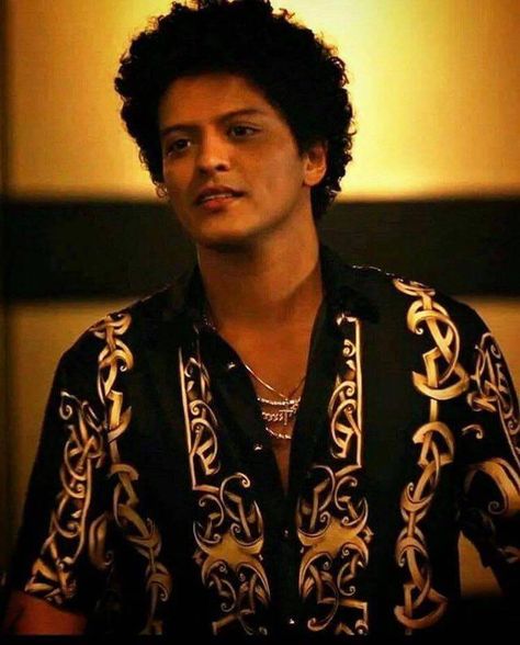 TrulyHooligan Bruno Mars Outfit, Bruno Mars Music, Mars Wallpaper, Versace On The Floor, Perfect Music, Outfit Halloween, Inspiring People, Bruno Mars, On The Floor