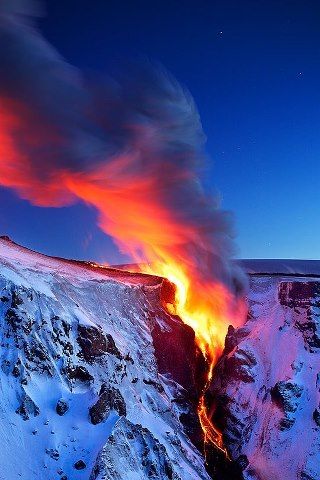 Fire & Ice. Lava Falls, Volcano, Iceland Matka Natura, Lava Flow, Lofoten, Natural Phenomena, Fire And Ice, Reykjavik, Science And Nature, Amazing Nature, Volcano