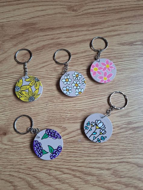 Keychain Painting, Wooden Keyrings, Round Keychain, Round Circle, Kids Activities, Last Minute Gifts, Floral Designs, Handmade Wooden, Floral Painting