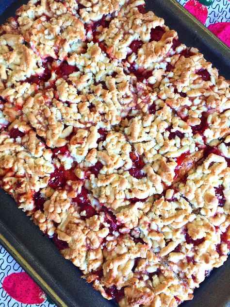 Cherry Crumb Cake Crumble Cake Recipe, Cherry Cake Recipe, Cherry Crisp, Cherry Crumble, Cherry Filling, Savory Dinner, Crumble Cake, Cherry Desserts, Crumble Recipe