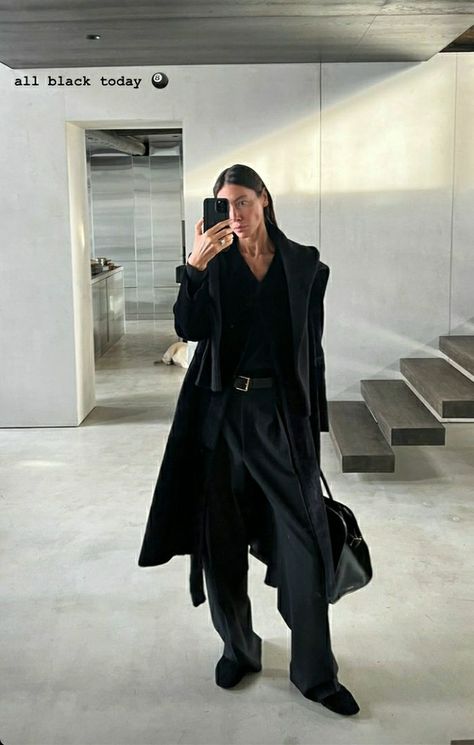 Julie Pelipas, White Faux Fur Coat, Vogue Ukraine, Minimalist Street Style, Outfits Minimalist, Preppy Girl, Total Black, Layering Outfits, All Black Outfit