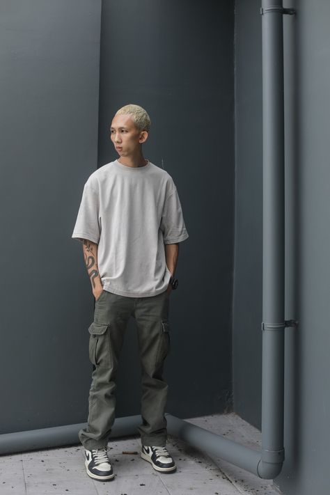 Cargo Pants And Oversized Shirt Men, Oversized Cargo Pants Outfit Men, Air Jordan Dark Mocha, Cargo Pants Outfit Men, Outfit Pria, Oversized Shirt Men, Street Shoot, Oversize Tshirt Outfits, Uniqlo U