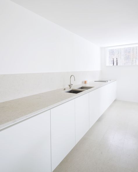 White Minimal Kitchen, Long Kitchen, Minimal Kitchen, Minimalist Kitchen Design, Interior Minimalista, Hus Inspiration, White Modern Kitchen, Top Interior Designers, Minimalist Kitchen