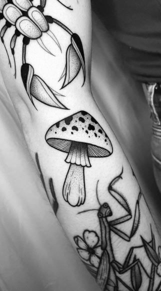 Hongo Tattoo, Groovy Mushroom, Mushroom Tattoos, Gothic Tattoo, Dream Tattoos, Simplistic Tattoos, Tattoo Design Drawings, Blackwork Tattoo, Tattoo Stencils