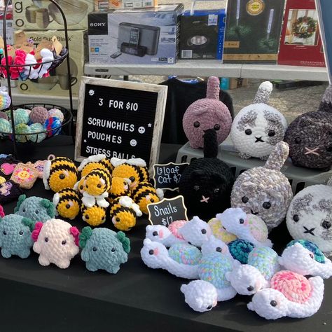 My first 🏞️ outdoor 🏞️ event ✨ Amigurumi Patterns, Crochet Stall Display Ideas, Farmers Market Ideas To Sell, Tejido Aesthetic, Handmade Things To Sell, Crochet Stall, Crochet Display, Learn Crochet Beginner, Yarn Aesthetic