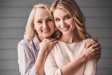 Adult Family Photos, Mother Daughter Photography Poses, Mom Daughter Photography, Mom Daughter Photos, Mother Daughter Poses, Daughter Photo Ideas, Mother Daughter Pictures, Mother Daughter Photoshoot, Pose Portrait