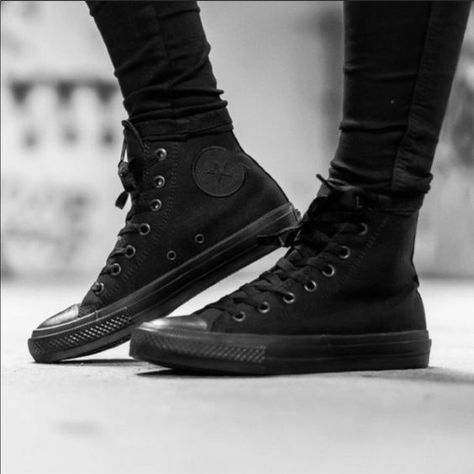 17 BASIC CLOTHING ESSENTIALS EVERY GIRL SHOULD HAVE – Bored Robin Girl Shoes Converse Black, All Star Converse High Tops, All Black Converse, Обувь Air Jordan, Black Chucks, Converse High Top, Converse Outfits, Mode Shoes, Sneaker Trend