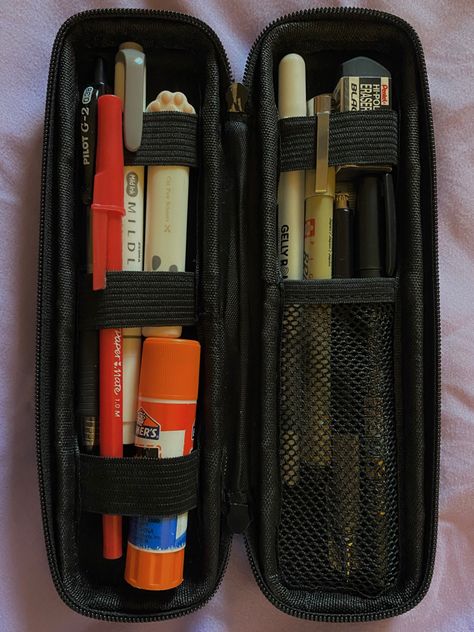 Pilot G2 Pens Aesthetic, Grunge Pencil Case, Things To Have In Your School Bag, Pencil Case Aesthetic, Aesthetic Pencil Case, Pen Aesthetic, Nice Pens, Small Pencil Case, Studying Stationary