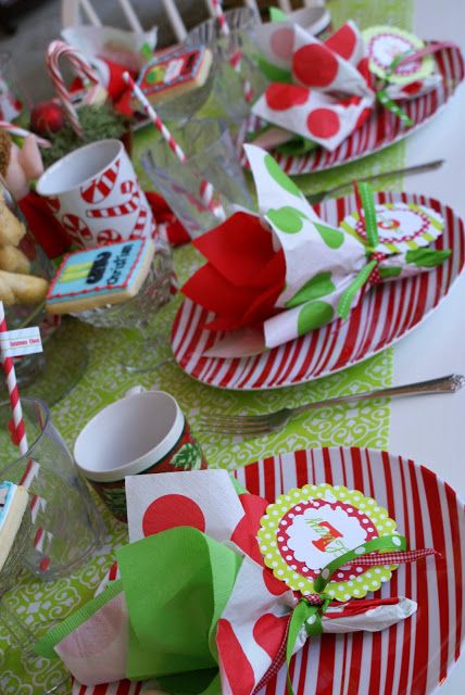 Grinch Brunch, Grinch Table, Elf Themed Christmas Party, Grinchmas Party, Elf Party, Pyjamas Party, Christmas Tables, Elf Christmas Decorations, Movie Christmas