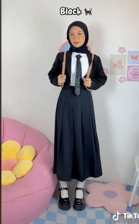 Kostum Halloween Hijab, Outfit Hijab Retro, Baju Halloween, Muslim School Uniform, American School Outfits, Vest Outfits Hijab, Vintage Outfit Hijab, Hogwarts Outfits Gryffindor, Outfit Vintage Hijab