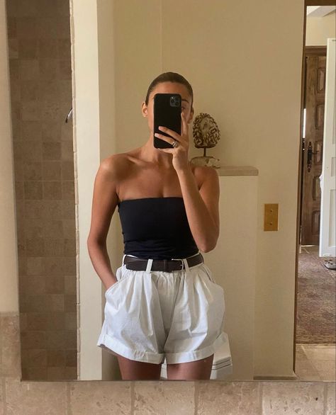 White Shorts Outfit, Tube Top Outfits, Looks Pinterest, Summer Shorts Outfits, Europe Outfits, Summer Vacation Outfits, Italy Outfits, Shorts Outfit, Mode Ootd