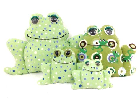 Five Green and Speckled Frogs.  Free pattern template! Five Green And Speckled Frogs, Frog Sewing, Stuffed Frog, Felt Creatures, Speckled Frogs, Frog Doll, Childrens Pillows, Bear Patterns Free, Frog Pattern