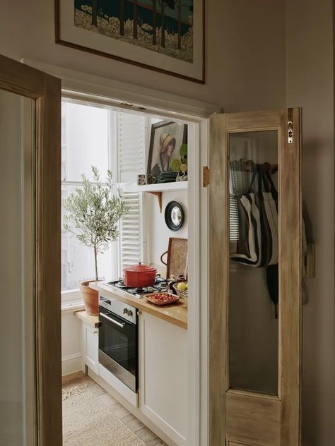 Small kitchen space White Units, Above Cabinets, Walnut Kitchen, Small Kitchen Ideas, Townhouse Designs, Small Kitchens, Small Cushions, London Flat, London House