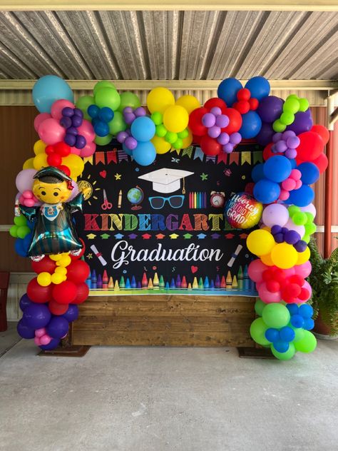 Kinder Graduation Balloon Arch, Pre K Graduation Balloon Arch, Graduation Themes For Preschool, Kindergarten Graduation Themes, Preschool Graduation Decorations, Preschool Graduation Theme, Kindergarten Graduation Decorations, Kindergarden Graduation, Preschool Graduation Party