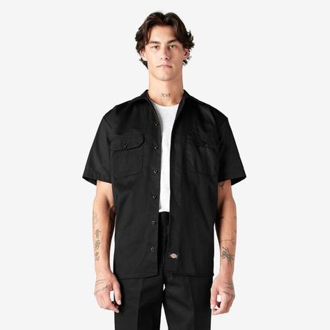 https://www.dickies.com/work-shirts/short-sleeve-work-shirt/1574.html Work Shirt Outfit, Dickies Outfit, Quilted Shirt, Dickies Shorts, Dickies Workwear, Mechanic Shirts, Sleeve Packaging, Simple Tees, Hem Design