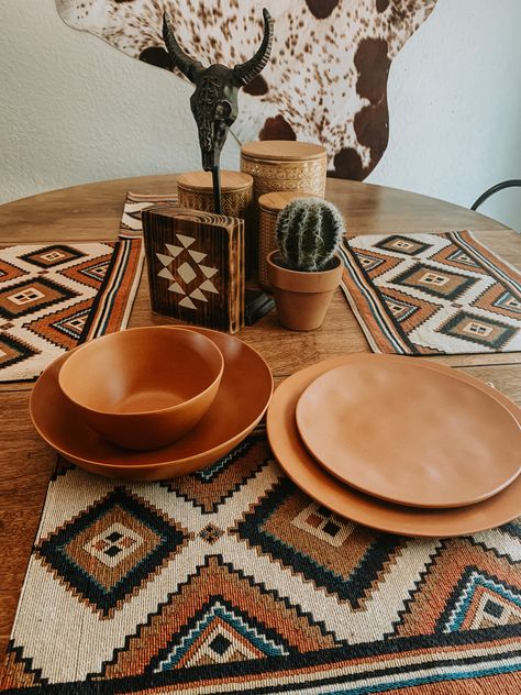 Western Boho Rugs, Southwestern Home Decor Living Room, Southwestern Farmhouse Decor, Southwestern Kitchen Ideas, Santa Fe Living Room, Southwest Kitchen Decor, Southwestern Dinnerware, Western Dining Room, Aztec Kitchen